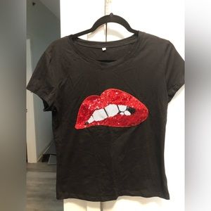 Boutique fitted  tee tops fits like a large 2 for 15